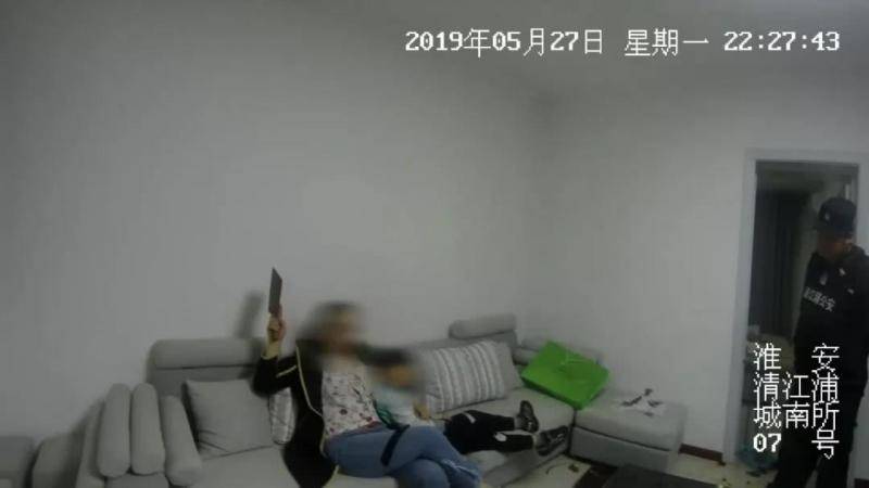 女子一手挥刀一手掐着7岁儿子：我让你断子绝孙