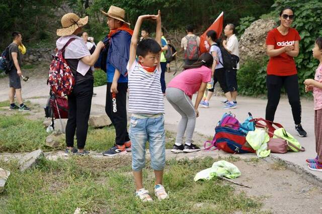 六一亲子登山队“上山捡垃圾”组图