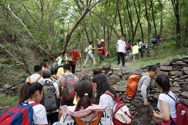 六一亲子登山队“上山捡垃圾”组图