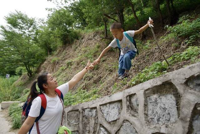 六一亲子登山队“上山捡垃圾”组图