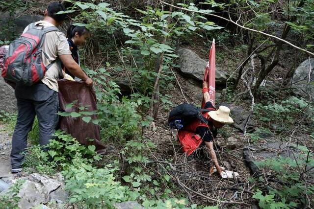 六一亲子登山队“上山捡垃圾”组图