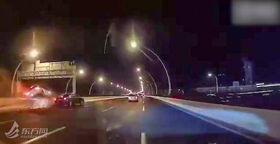 上海一小轿车突遭撞击坠落10米高架 肇事黑车逃逸