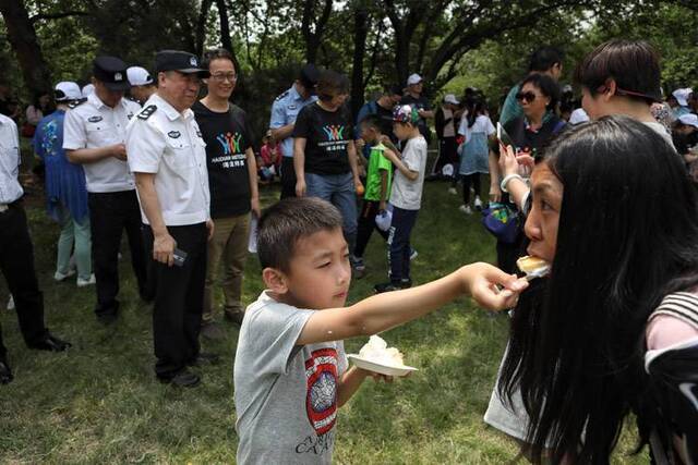 “小网友”六一警营欢乐行组图