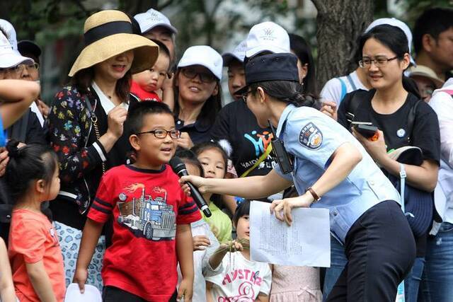 “小网友”六一警营欢乐行组图