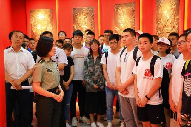北京大学生走进“老虎团”今年征兵报名大学生目前占七成
