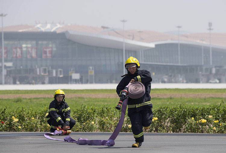 大兴国际机场消防队员集结完毕组图