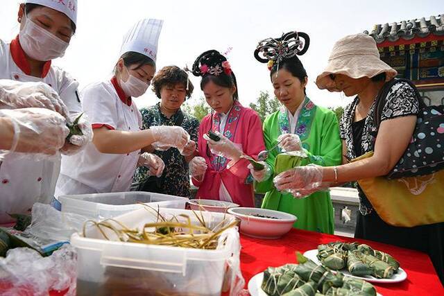 包粽子制香囊赏名曲大观园端午游园预演