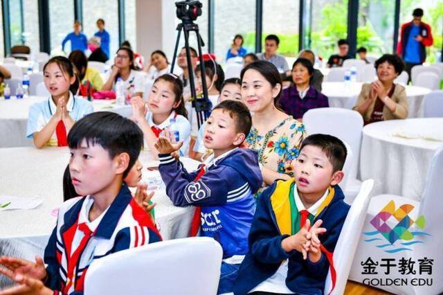 台湾学生带老区孩子看上海：想和他们多相处一点时间，即便只是在边上默默地陪着