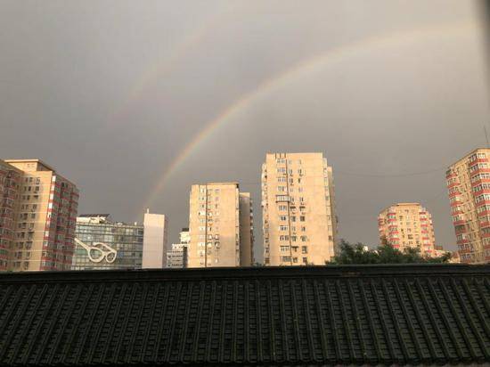 西边太阳东边雨 北京东方出现彩虹(图)