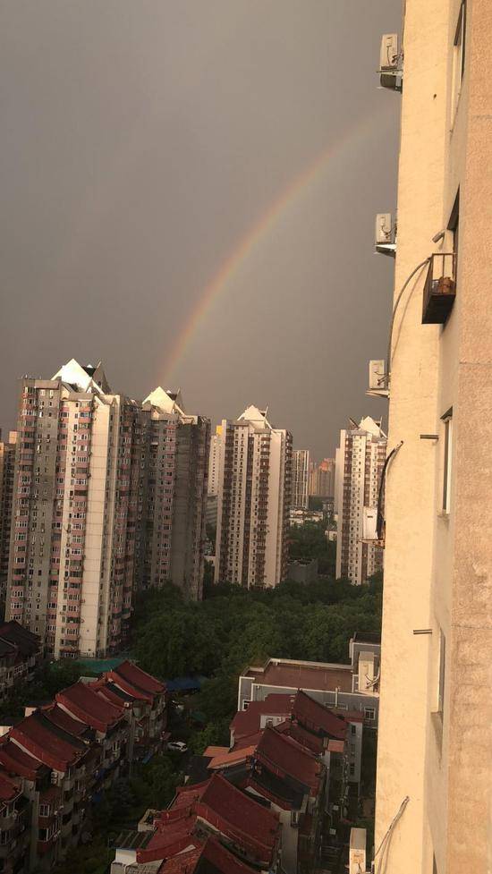 西边太阳东边雨 北京东方出现彩虹(图)