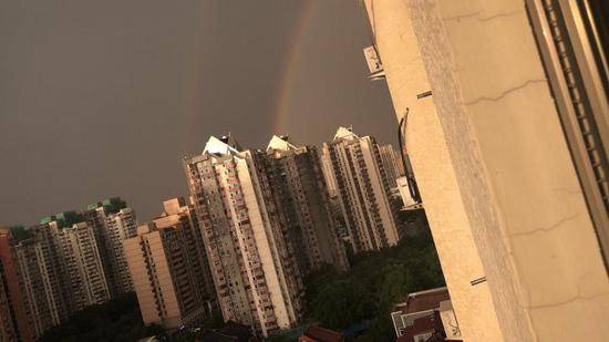 西边太阳东边雨 北京东方出现彩虹(图)