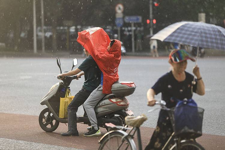 夕阳中暴雨如注组图