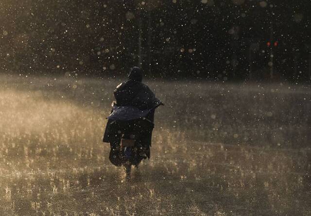 夕阳中暴雨如注组图