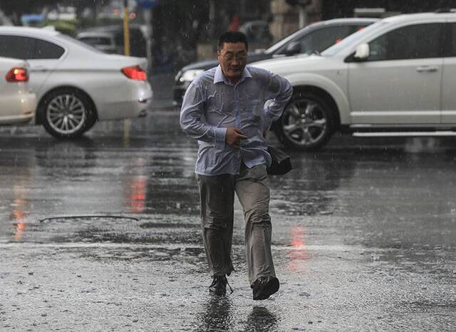 夕阳中暴雨如注组图