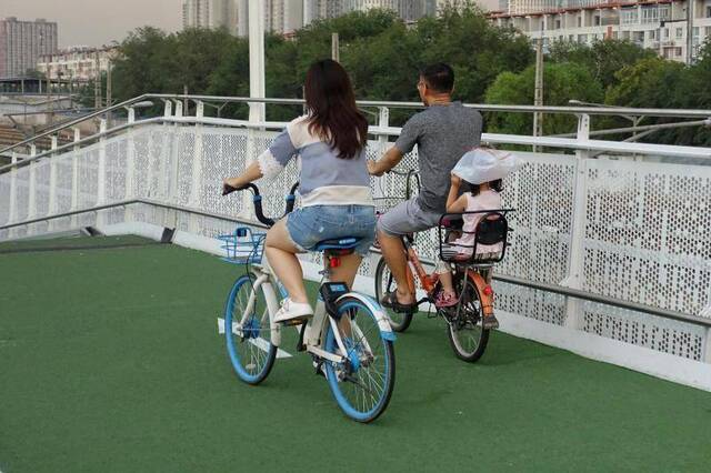 记者体验 北京自行车专用路迎来开通后的首场雨