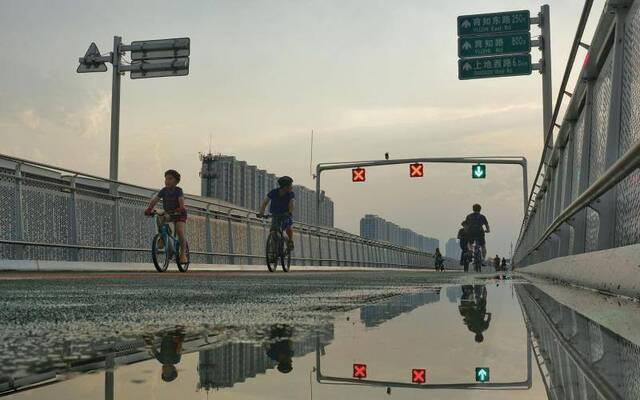 记者体验 北京自行车专用路迎来开通后的首场雨