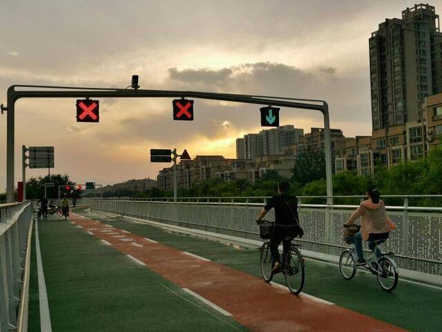 记者体验 北京自行车专用路迎来开通后的首场雨