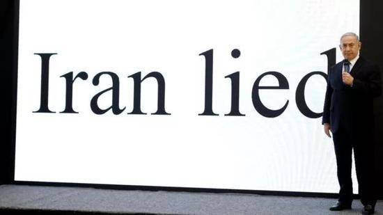 ▲资料图片：以色列总统内塔尼亚胡此前在演说期间，他背后的屏幕打出“伊朗曾撒谎”的字样。（路透社）