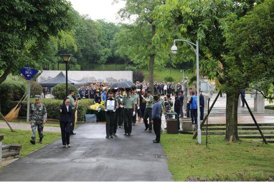 两陆航旅战士牺牲 家乡烈士陵园举行骨灰安放仪式