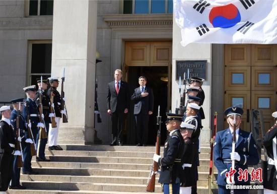 资料图：当地时间4月1日，美国国防部代理部长沙纳汉与韩国国防部长官郑景斗在五角大楼举行会晤。中新社记者陈孟统摄