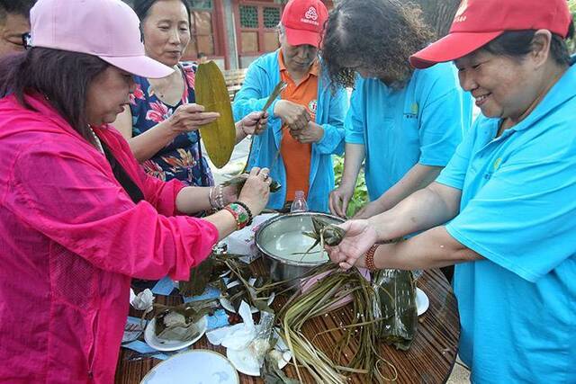 古观象台内“话端午”居民包五彩丝线粽组图