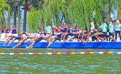 外籍选手享受东湖水马赛道