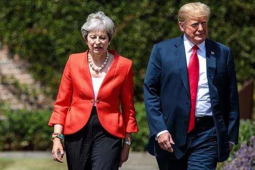 2018年7月13日，在位于伦敦西北部的英国首相乡村官邸契克斯别墅，美国总统特朗普（右）和英国首相特雷莎·梅准备出席新闻发布会。新华社/路透