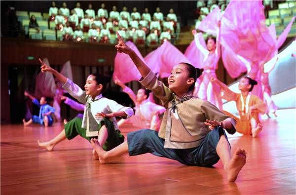 新学堂歌“四季”飞 古典诗词代代传