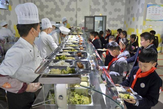 北京中小学健康食堂标准更新 一周食谱不重样