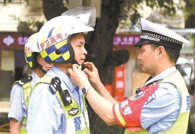 萌萌机器人 上岗护考场