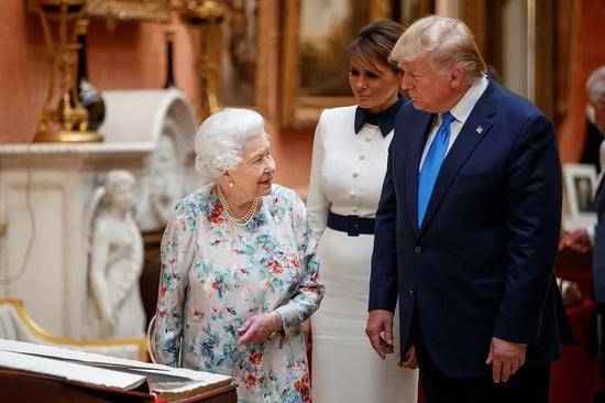 当地时间6月3日，美国总统特朗普与夫人梅拉妮娅在英国女王伊丽莎白二世的陪同下，参观珍藏于白金汉宫的收藏品。/视觉中国