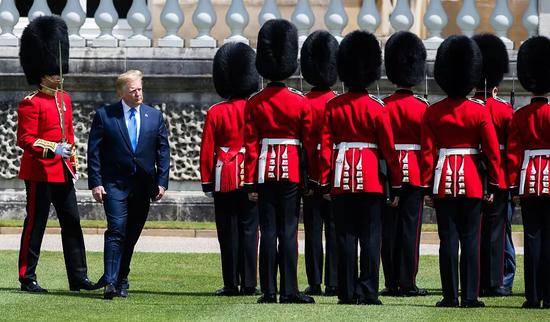 当地时间6月3日，美国总统特朗普抵英国访问，英国女王伊丽莎白二世在白金汉宫举行欢迎仪式。/视觉中国