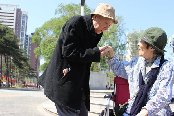 96岁的岸富美子与94岁的刘学尧。两人都参加了新中国第一部长故事《桥》的幕后工作，分别担任剪辑和美术。
