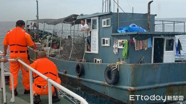 台当局以“越界”为由查扣大陆渔船 渔获被倒海中