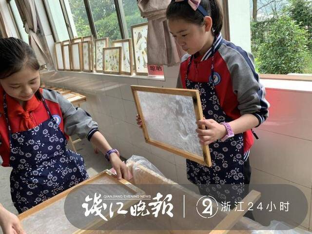 古法造纸古法印刷 小学生自己动手制作毕业证