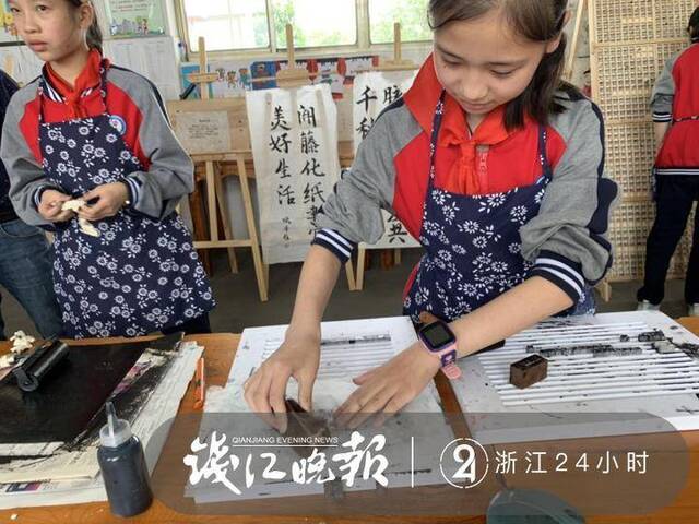 古法造纸古法印刷 小学生自己动手制作毕业证