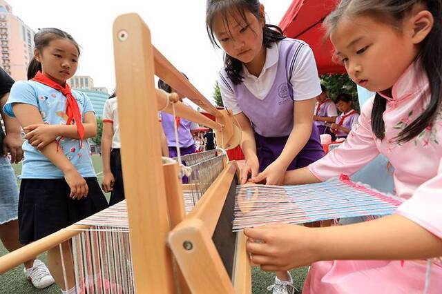 京津冀非遗进校园学生体验传统技艺