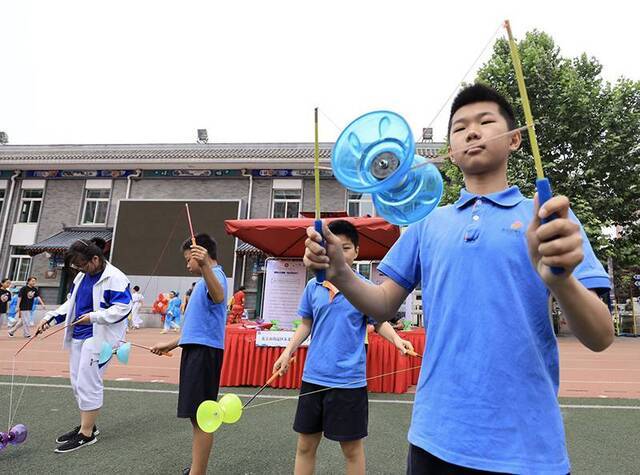 京津冀非遗进校园学生体验传统技艺