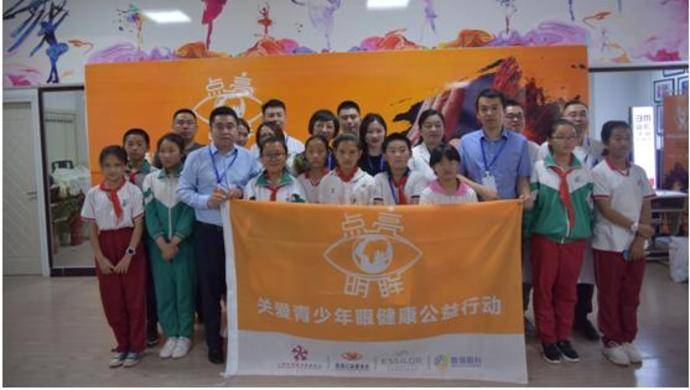 全国爱眼日和端午节来临，这群上海眼科专家却不远万里去了喀什……