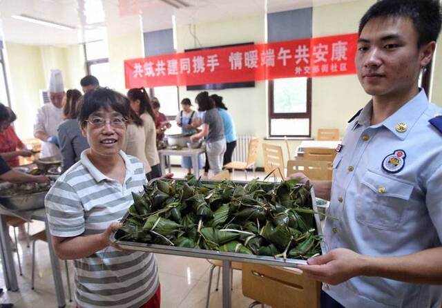 外交部街社区“情暖端午”居民教消防队员“做香囊”