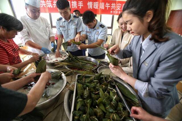 外交部街社区“情暖端午”居民教消防队员“做香囊”