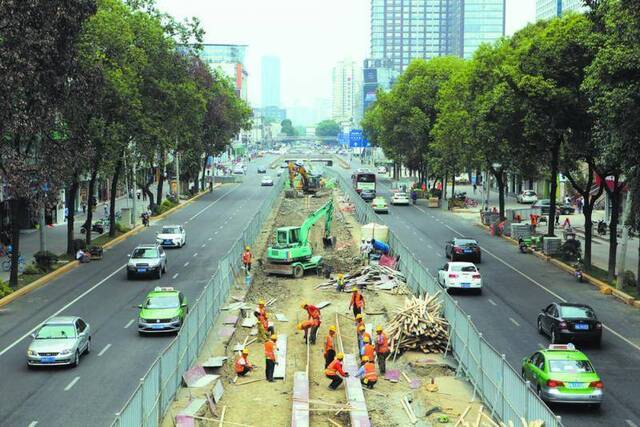 市人大代表视察一环路道路综合整治工程