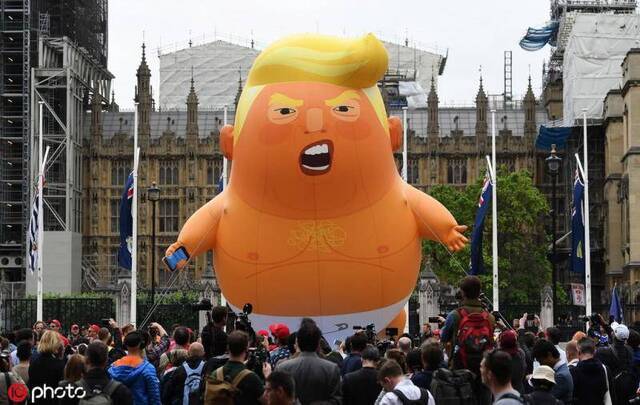 6月4日，反特朗普抗议者在伦敦街头升起“特朗普宝宝”气球（IC Photos）