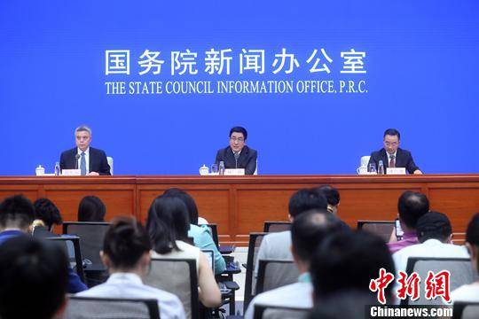 中共甘肃省委书记、甘肃省人大常委会主任林铎（中），中共甘肃省委副书记、甘肃省长唐仁健（右）出席并答记者问。中新社记者张宇摄