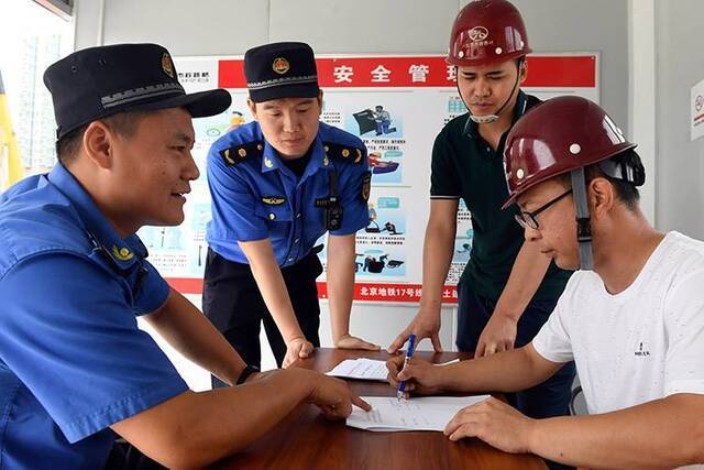 太阳宫考场周边工地签下“静心高考”保证书组图