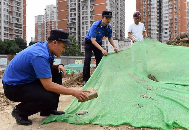 太阳宫考场周边工地签下“静心高考”保证书组图