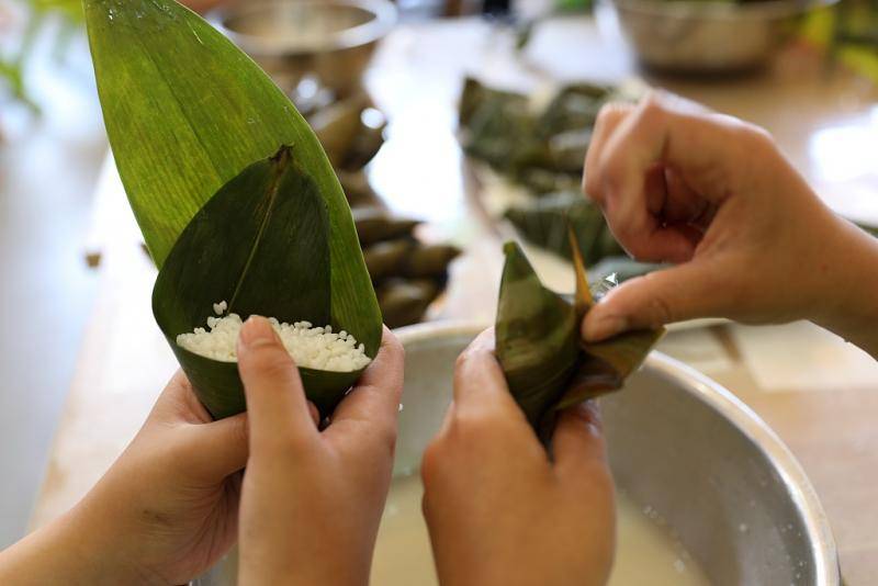 端午节玩转“穿越梗”，学易烊千玺、奚梦瑶的复古叠搭风