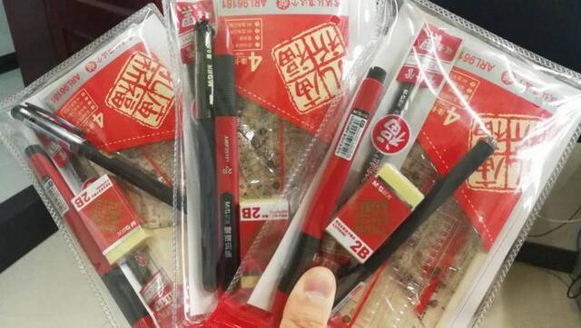 高考在即，东城一志愿者向城管送去考生备用文具