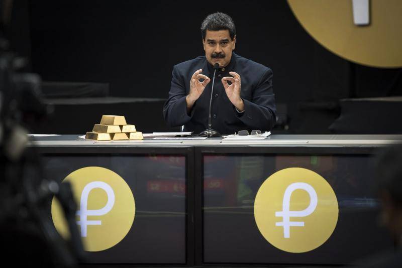 2018年，马杜罗召开新闻发布会，讲解委内瑞拉石油加密货币“Petro”（图源：彭博社）