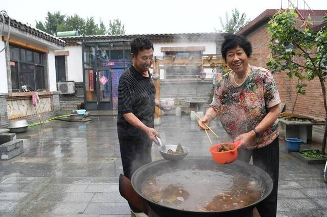 阜平城南庄：烟雨中的革命边区，抗战模范后人煮粽迎端午